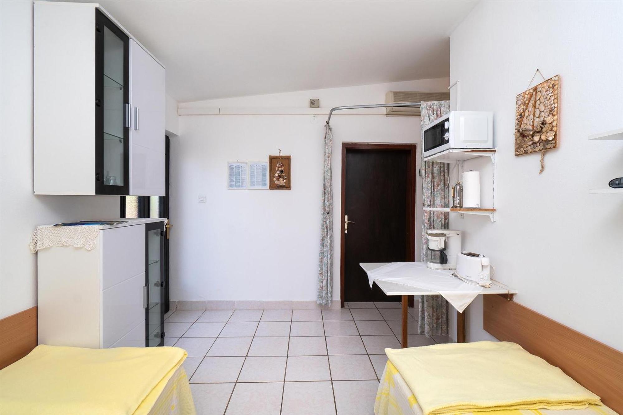 Stefani Apartment Vir